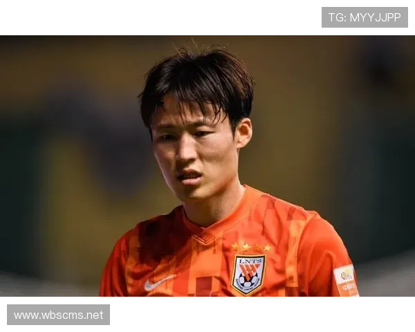 孙准浩冬天穿羽绒服比球迷还夸张，室内还带帽子啊这是？