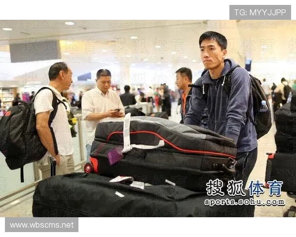 刘翔机场被拍，穿着随意得像隔壁快递小哥，这差距我真的看懵了