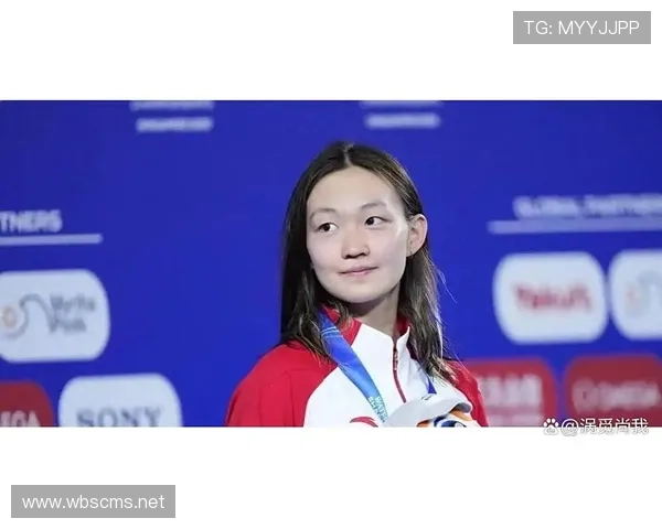 李冰洁机场随手拎的包居然比我一个月工资贵